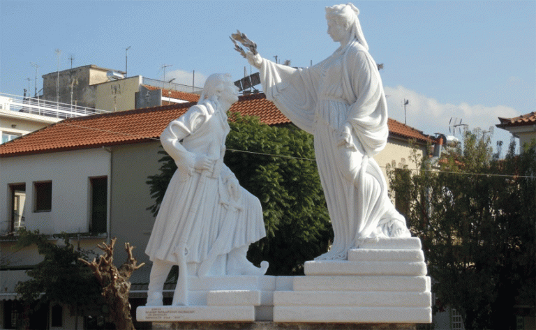 Καλαμάτα: Τοποθετήθηκε το σύμπλεγμα γλυπτών με την Ελλάδα που στεφανώνει τον αγωνιστή του 1821
