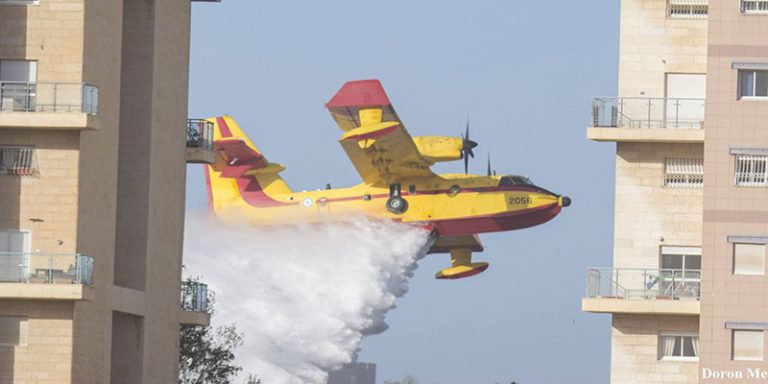 Οι εικόνες που κάνουν το γύρο του κόσμου: «Ακροβατικά» των ελληνικών CL-415 Canadair στη Χάιφα (vid)