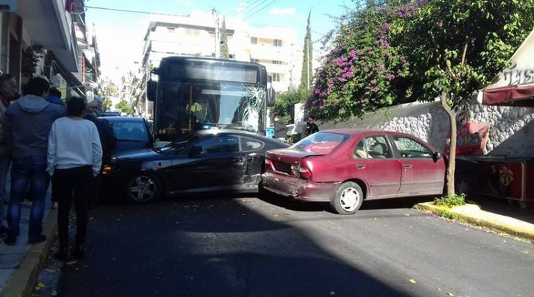 Απίστευτη καραμπόλα με ακυβέρνητο λεωφορείο στον Πειραιά