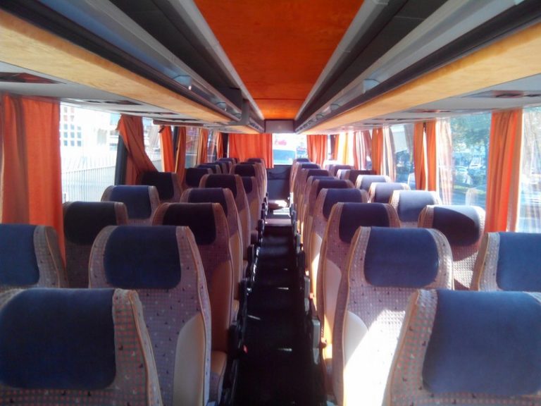 Γενναία μείωση τελών κυκλοφορίας για να στηριχθούν οι ιδιοκτήτες τουριστικών λεωφορείων