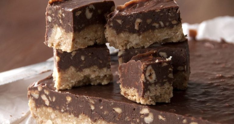 Εύκολες μπουκιές με μπισκότο, σοκολάτα και φουντούκια από τον Άκη