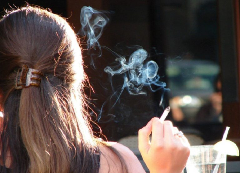 Σχεδόν ένα δισεκατομμύριο άνθρωποι συνεχίζουν να καπνίζουν καθημερινά – Η Ελλάδα τρίτη χώρα στον κόσμο σε ποσοστό γυναικών καπνιστριών