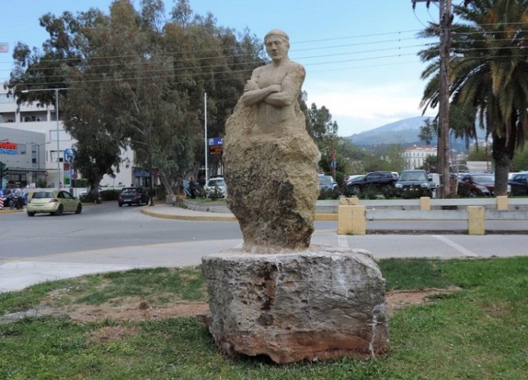 Το νέο άγαλμα του Νέδοντα στην πόλη της Καλαμάτας