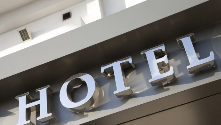 Υπ. Τουρισμού: Απάντηση για την αστική ευθύνη των ξενοδοχείων – Ποια είναι τα πρόστιμα