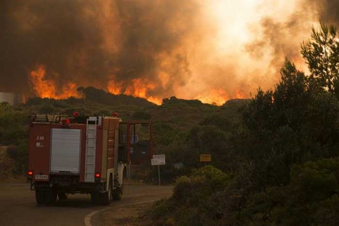 Μεγάλο μέτωπο φωτιάς στο δάσος στα Κύθηρα – 34 οχήματα της πυροσβεστικής περνούν σε λίγο με το καράβι