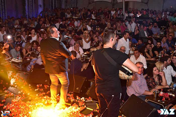 Ο Βασίλης Καρράς τραγούδισε το Σάββατο στο Yaz Music Hall σε μια sold out βραδιά