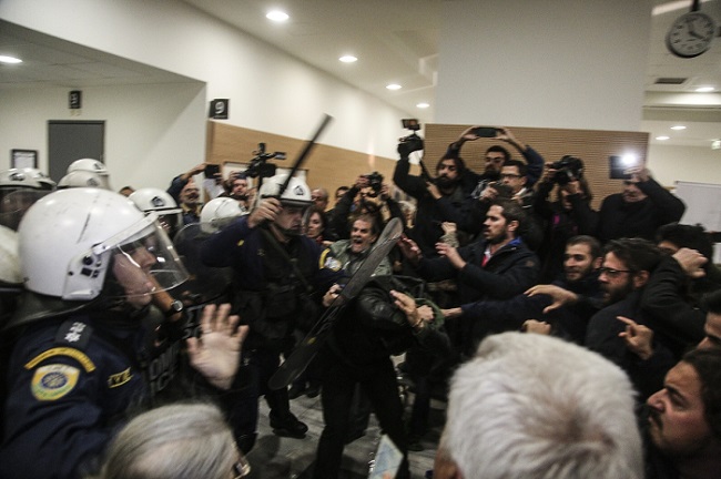 Άγριο ξύλο και συγκρούσεις στο Ειρηνοδικείο Αθηνών – Δακρυγόνα μέσα στη δικαστική αίθουσα (βίντεο)