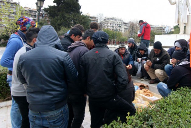 Πρόσφυγες συγκεντρώθηκαν στην πλατεία Αριστοτέλους με σκοπό να κινηθούν μαζικά προς τα βόρεια σύνορα