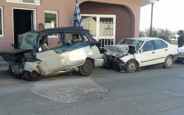 Σφοδρή σύγκρουση οχημάτων με τρεις νεκρούς τα ξημερώματα