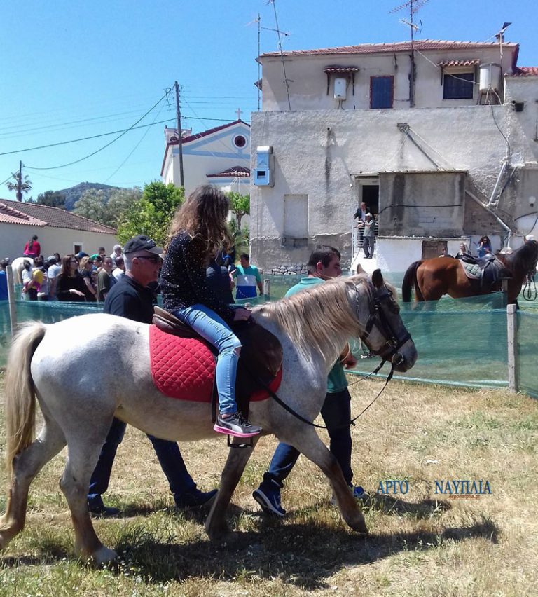 Ναύπλιο: Περιφορά της εικόνας του Αϊ Γιώργη με άλογα στα Λευκάκια