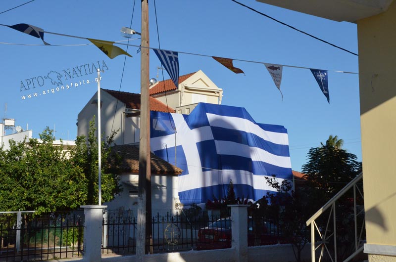 Κάλυψε το σπίτι του με μια τεράστια ελληνική σημαία (ΦΩΤΟ)