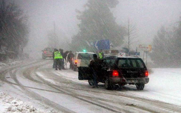 Πρόεδρος Δημοκρατίας και πρέσβεις λόγω χιονιού δυσκολεύτηκαν να φτάσουν στην μαρτυρική πόλη των Καλαβρύτων
