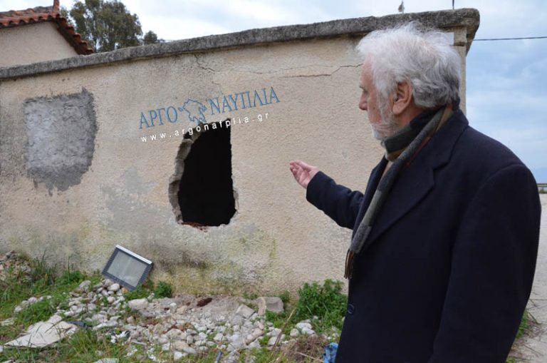 Με βαριοπούλες γκρέμισαν τον τοίχο και πήραν ότι βρήκαν…