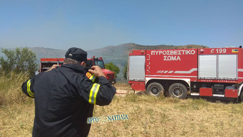 Πυροσβεστικά όχημα με δυο πυροσβέστες ανατράπηκε ενώ επιχειρούσε σε φωτιά
