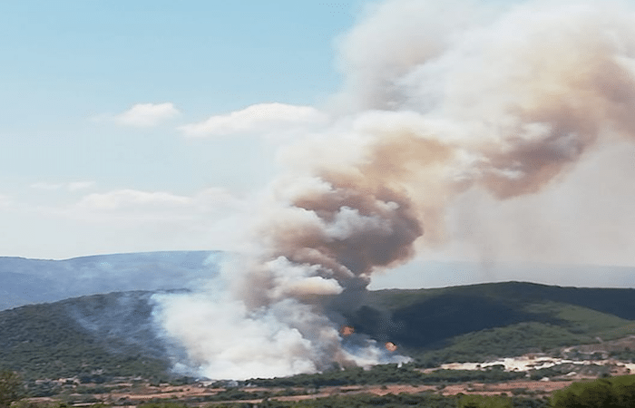Μεγάλη πυρκαγιά στις Κεχριές Κορινθίας – Ενεργούν ισχυρές δυνάμεις της Πυροσβεστικής
