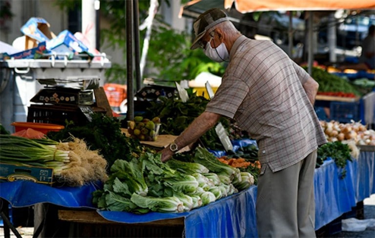 Οι πωλητές στην λαϊκή αγορά της κοινότητας Ναυπλίου την Μεγάλη Παρασκευή 30 Απριλίου 2021