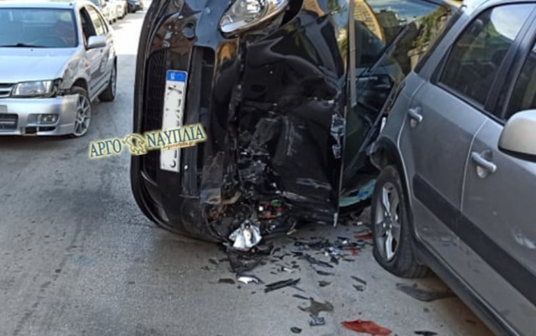Αργολίδα: “Κατάφερε να πλαγιάσει”  το αυτοκίνητο – Ατύχημα μέσα στην πόλη… (ΦΩΤΟ)