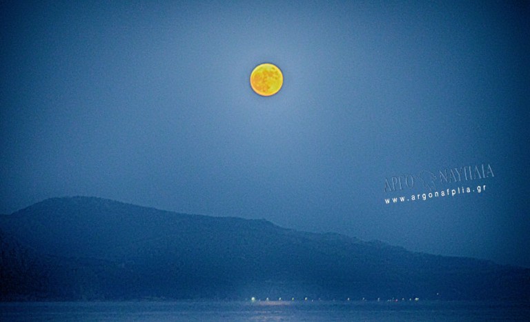 Αυτή είναι η πιο γλυκειά υπερπανσέληνος – Απόψε το “Φεγγάρι της Φράουλας”… το τελευταίο μεγάλο φεγγάρι του χρόνου