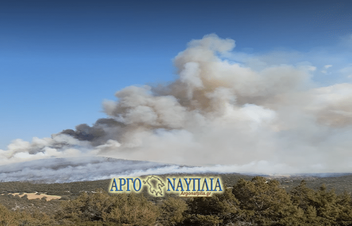 Μαίνεται η πυρκαγιά σε δασική έκταση  στην περιοχή  Άγιος Νικόλαος Χαραμός Αργολίδας