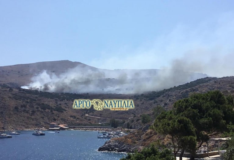 Πριν λίγο: Επικίνδυνη φωτιά στην Ύδρα στην περιοχή πάνω από το Mira Mare