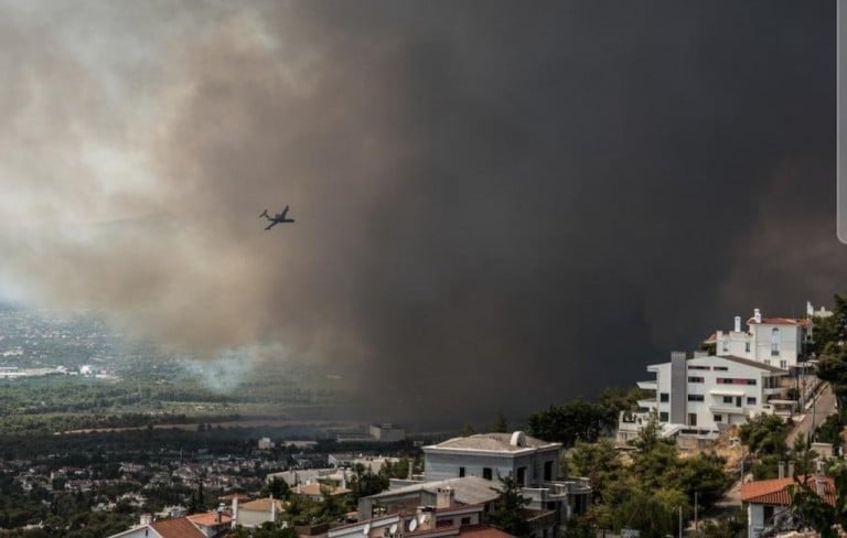 Ανεξέλεγκτη η πυρκαγιά στην Βαρυπόμπη – Εκκενώνονται περιοχές