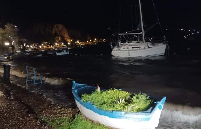 Ζημιές στο Βιβάρι Ναυπλίου με σκάφος που παρασύρθηκε στο λιμάνι