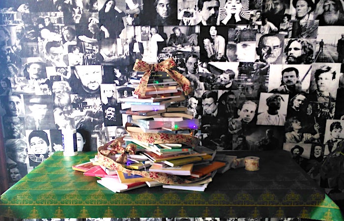 Με βιβλιόδεντρα στόλισαν την Σχολή Καλών Τεχνών του Πανεπιστημίου Πελοποννήσου στο Ναύπλιο
