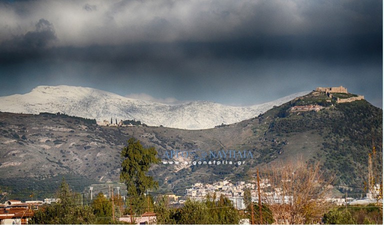 Με όμορφες εικόνες στα βουνά της χιονισμένης Αργολίδας ξεκίνησε η Κυριακή
