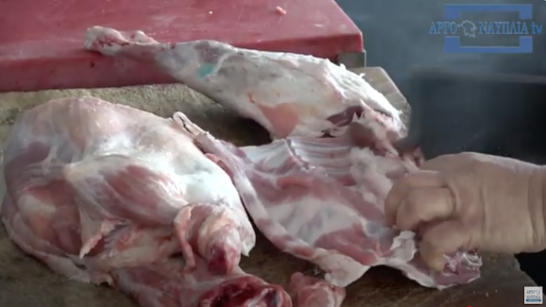 Η αντίδραση των κτηνοτρόφων στην προσθήκη του αρνιού στο καλάθι του νοικοκυριού (βίντεο)