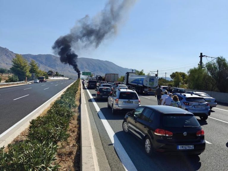 Φωτιά στην Αθηνών-Κορίνθου μετά από ανατροπή βυτιοφόρου